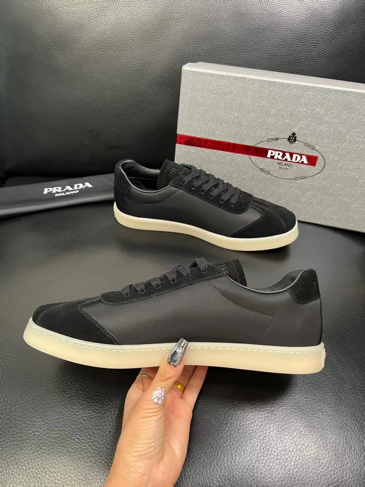 P380 38-45 Prada Prada’s new men’s leather sneakers, the highest version on the market, any comparison is welcome🆚! The original leather has excellent texture and is super high-end! Fetal sheep net lining imported from Italy, removable pad! Luxurious materials and fine workmanship, highly recommended! No. 058